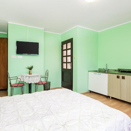 Cozy Apartment In Starigrad With House Sea View Екстериор снимка